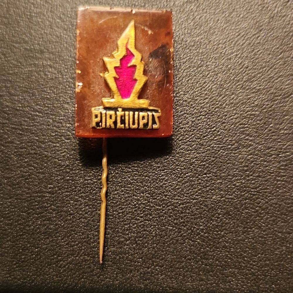Vintage Lithuanian authentic amber pin with Pirciupis emblem